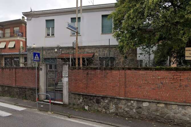 Violenze in caserma, condannati 22 carabinieri per i pestaggi ad Aulla: pene complessive per 70 anni di carcere