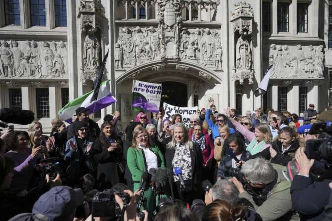 Le donne trans non hanno diritto ad essere tutelate come donne, la Corte Suprema britannica: “Vale il sesso biologico”