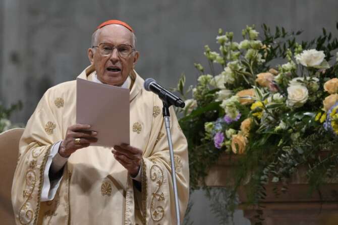 Chi è Giovanni Battista Re, il cardinale che celebrerà il funerale di Papa Francesco