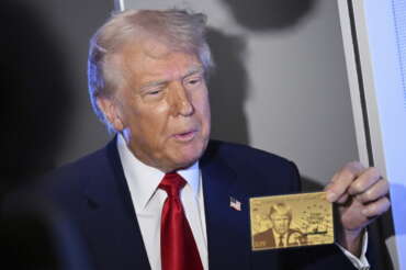 Cos’è la “Gold card” di Trump: il presidente Usa vende per 5 milioni la residenza nel Paese mentre deporta gli immigrati