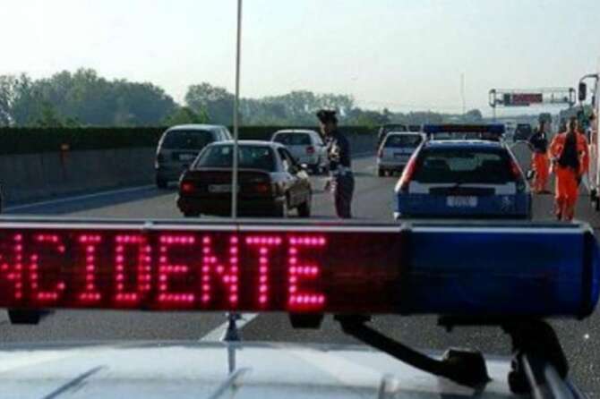 Incidente sull’A1, autobus di una scuola in gita tampona tir: 40 bimbi coinvolti, un ferito in codice rosso