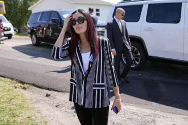 Chi è Laura Loomer, la complottista di estrema destra che ha convinto Trump a licenziare il capo dell’Nsa