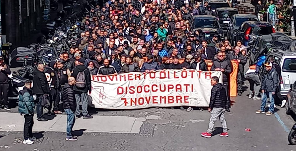 Caos e traffico bloccato a Napoli per la protesta dei 'Disoccupati 7 novembre', la denuncia: "Insultato, minacciato e preso a calci dai manifestanti"