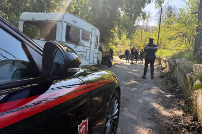 Napoli, uccide il nuovo compagno dell’ex davanti scuola e poi si toglie la vita: omicidio-suicidio tra Camaldoli e Marano