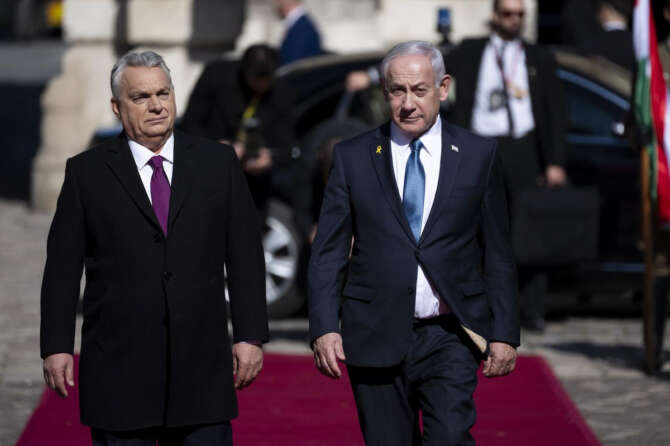 Orban accoglie Netanyahu a Budapest, lo schiaffo ungherese alla Cpi che chiede il suo arresto: “Tribunale politico”