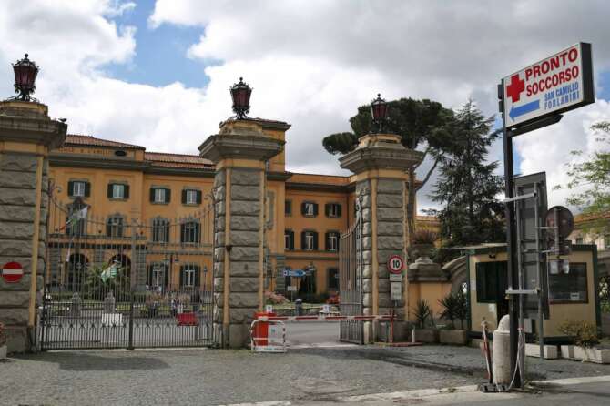 Dramma a Roma, morto il 13enne ferito alla testa da un colpo della pistola del fratello: forse la stava montando