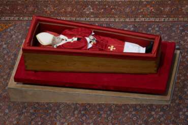 Perché Papa Francesco verrà seppellito a Santa Maria Maggiore, la scelta di rottura dopo 120 anni: un benefattore pagherà la tomba