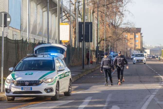 Busto Arsizio, ragazza di 14 anni violentata e picchiata da un 21enne conosciuto su internet: lo stupro in un capannone
