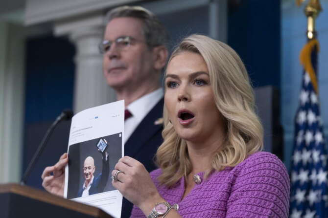 Bezos si piega a Trump, Amazon rinuncia ad esporre i costi dei dazi sulla merce dopo la telefonata del presidente