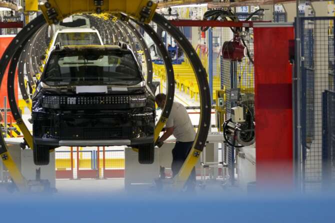 Crisi dei chip Nexperia, l’industria dell’auto europea a un passo dalla paralisi per la guerra tra Olanda e Cina