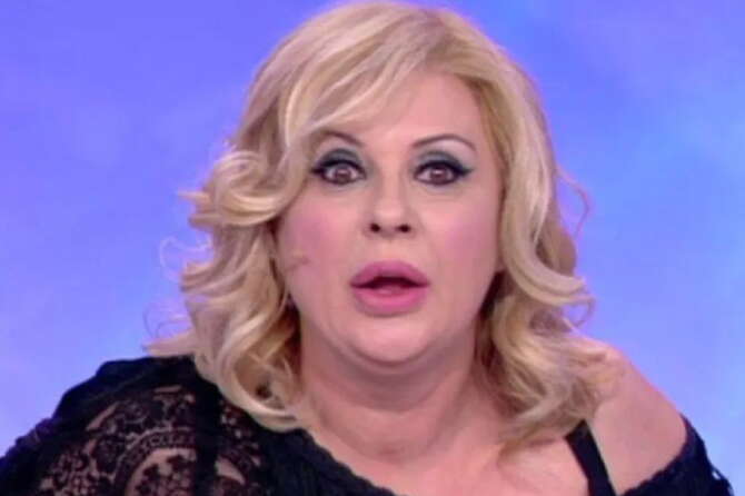 Chi è il fidanzato di Tina Cipollari, quanti anni ha e quanto guadagna l’opinionista di Uomini e Donne: i figli e la malattia