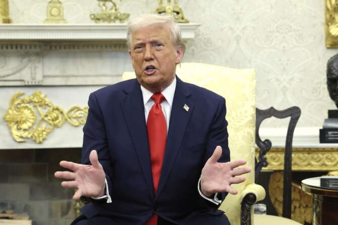 Dazi, Trump verso la marcia indietro anche sulle auto dopo i numeri shock sui costi in Usa: ma tira dritto su farmaci e chip