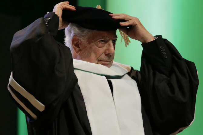 Morto Mario Vargas Llosa, lo scrittore peruviano premio Nobel per la letteratura: aveva 89 anni