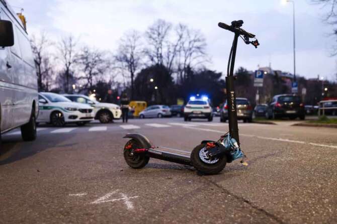 FOTO REPERTORIO Foto LaPresse 06-03-2023 Milano, Italia – Cronaca – Il luogo dell’incidente tra un monopattino e un autocarro in Piazza Esquilino angolo via Zamagna a Milano. Nella foto: Il luogo dell’incidente March 06, 2023 Milano Italy – News – The scene of the accident between a scooter and a truck in Piazza Esquilino at the corner with via Zamagna in Milan. Pictured: The crash site
