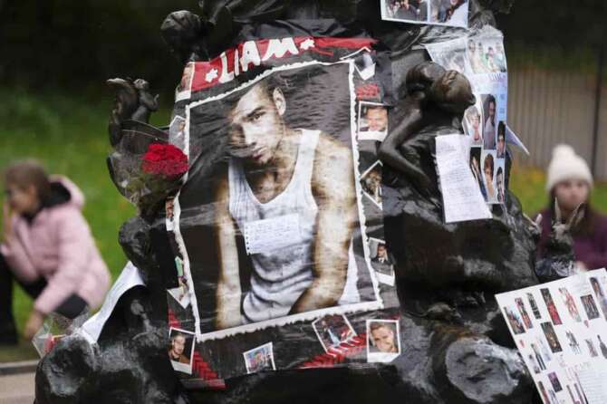 Photos and messages are placed on the Peter Pan statue in Hyde Park, London to pay tribute to late British singer Liam Payne, former member of the British pop band One Direction, Sunday, Oct. 20, 2024. (Photo by Scott A Garfitt/Invision/AP) Associated Press/LaPresse