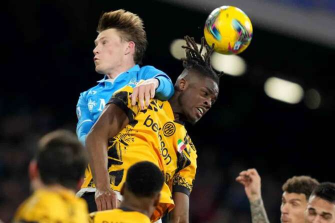 Napoli’s Scott McTominay Inter Milan’s Yann Bisseck during the Serie A EniLive soccer match between Napoli and Inter at the Naples Diego Armando Maradona stadium, Italy – Saturday March 01, 2025 – Sport Soccer ( Photo by Alfredo Falcone/LaPresse )