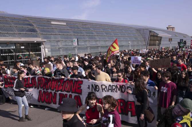 Foto Andrea Alfano / LaPresse 

Students demonstration against Italian minister Valditara and ReArm Europe plan. Turin, Italy – Thursday, April 4 2025 – News – Andrea Alfano / LaPresse