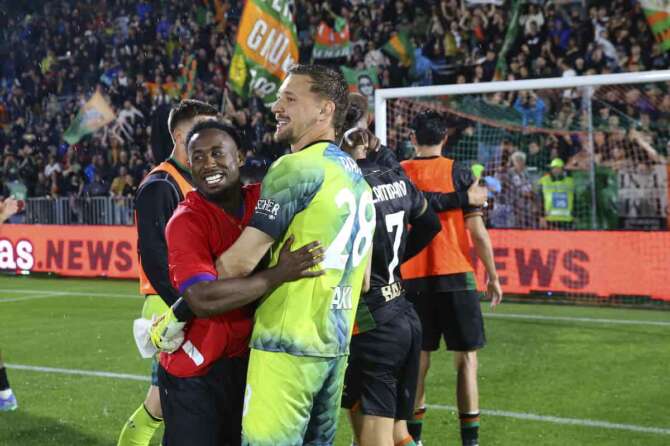 Venezia celebration in the end , Venezia’s goalkeeper Andrei Radu during the Serie A enilive soccer match between Venezia and Fiorentina at the Pier Luigi Penzo Stadium, north Est Italy -Monday , May 12, 2025. Sport – Soccer (Photo by Paola Garbuio /Lapresse)