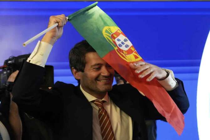 “The hard-right populist party Chega” leader Andre Ventura holds a Portugal’s flag following Portugal’s general election, in Lisbon, Monday, May 19, 2025. (AP Photo/Ana Brigida) Associated Press/LaPresse