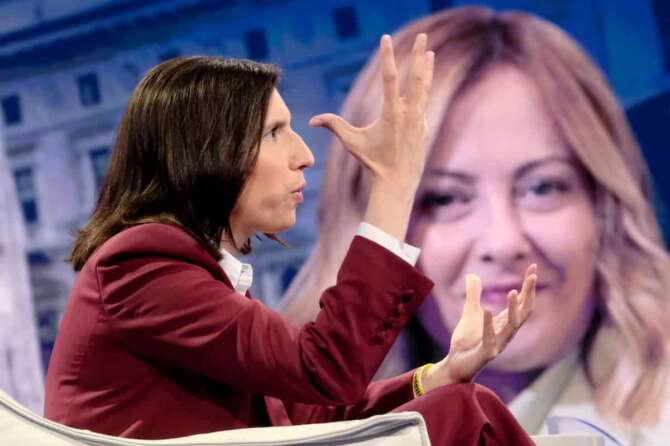 La segretaria PD Elly Schlein (sullo schermo Giorgia Meloni) ospite di Bruno Vespa nella trasmissione Porta a Porta, Rai Uno, a Roma, Martedì 20 Maggio 2025 (foto Mauro Scrobogna /LaPresse) PD Secretary Elly Schlein (on the screen Giorgia Meloni) guest of Bruno Vespa on the programme Porta a Porta, Rai Uno, in Rome, Tuesday May 20 2025 (Photo by Mauro Scrobogna / LaPresse)