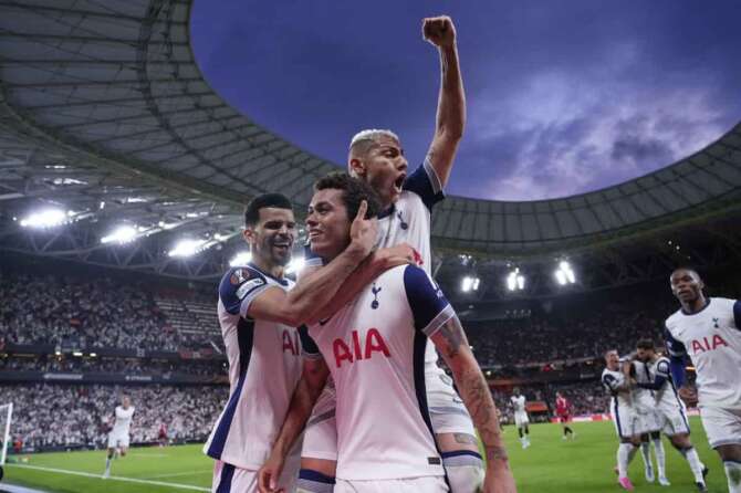 Tottenham’s Brennan Johnson, centre, celebrates after scoring his side’s opening goal during the Europa League final soccer match between Tottenham Hotspur and Manchester United at the San Mames Stadium in Bilbao, Spain, Wednesday, May 21, 2025. (AP Photo/Jose Breton) Associated Press/LaPresse