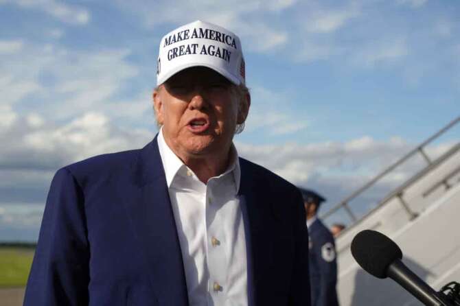 President Donald Trump speaks to reporters before boarding Air Force One at Morristown Municipal Airport in Morristown, N.J., Sunday, May 25, 2025. (AP Photo/Manuel Balce Ceneta) Associated Press/LaPresse