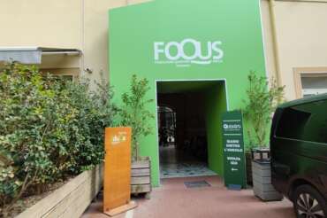 Napoli, entrano armati e con il volto coperto dentro la Foqus: “Gli hanno puntato la pistola alla testa”