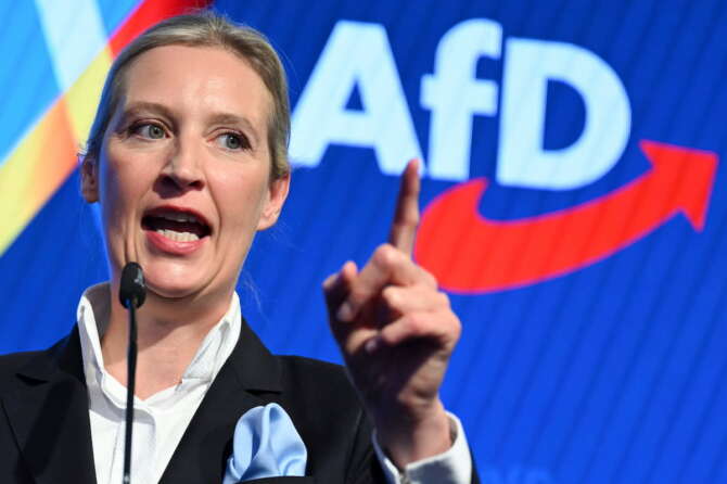 Germania, l’AfD dichiarato “pericolo per la democrazia”: il Parlamento potrebbe chiederne lo scioglimento