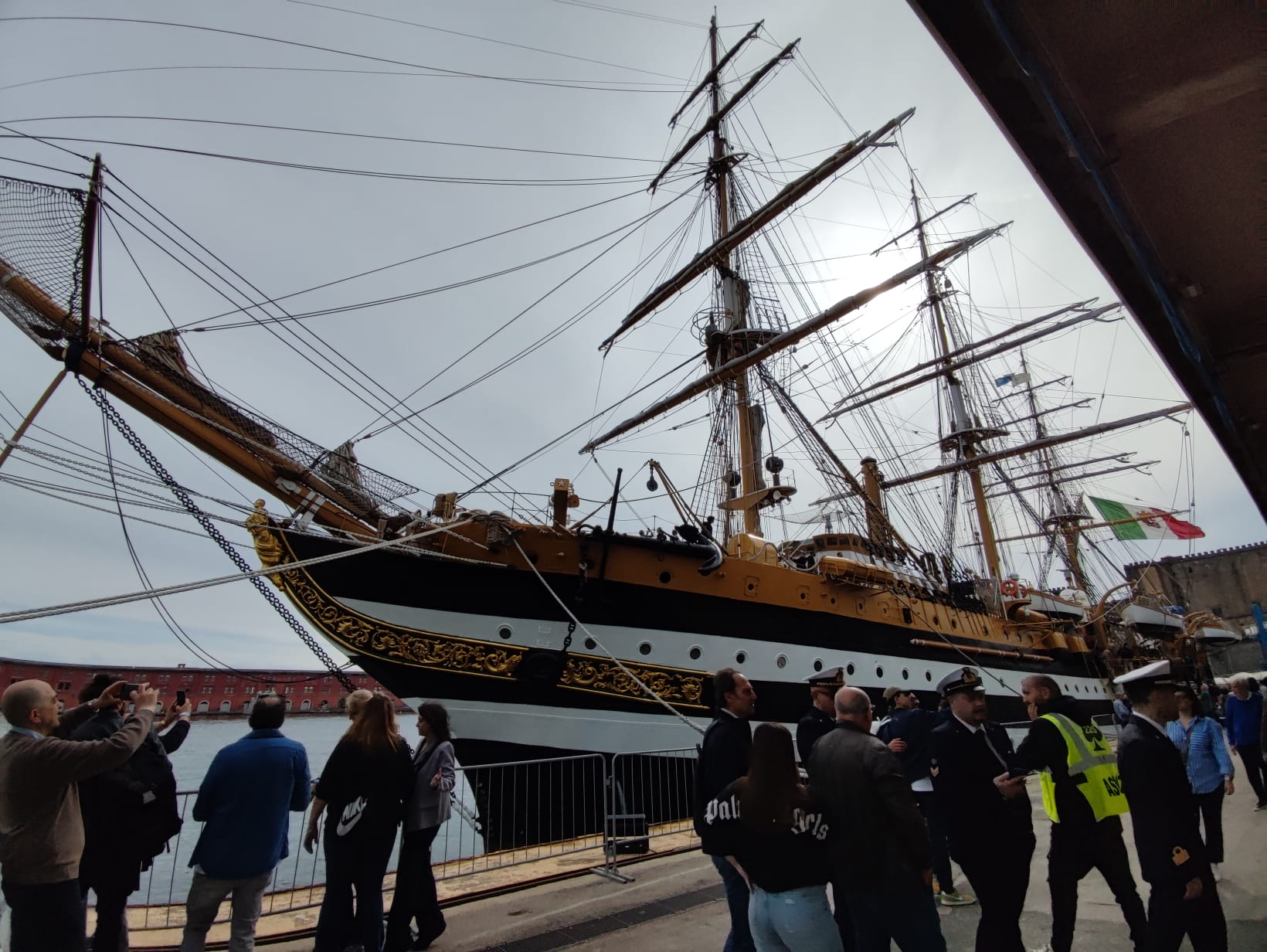 A bordo dell'Amerigo Vespucci scattando foto che sanno di storia e mare