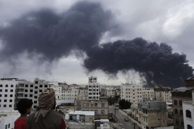 Israele attacca in Yemen, bombardamenti sull’aeroporto di Sana’a “hub” dei ribelli Houthi: lo scalo fuori uso