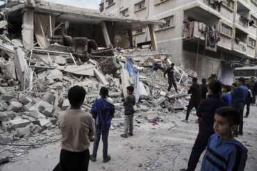 Gaza, bombardamento israeliano su una scuola-rifugio provoca oltre 30 morti: per l’IDF ospitava “terroristi chiave”