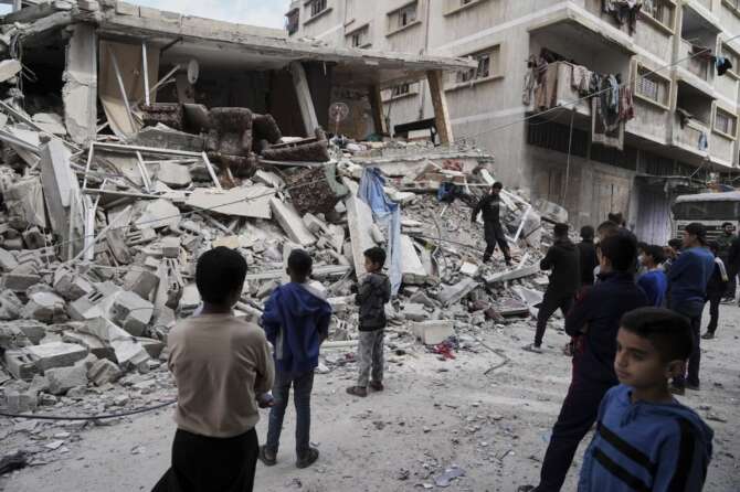 Gaza, bombardamento israeliano su una scuola-rifugio provoca oltre 30 morti: per l’IDF ospitava “terroristi chiave”