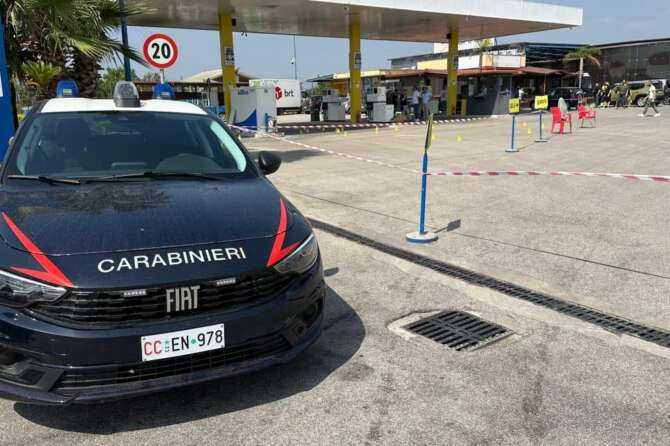 Ardea, benzinaio ucciso a coltellate durante rapina a un distributore di carburante: killer in fuga in moto