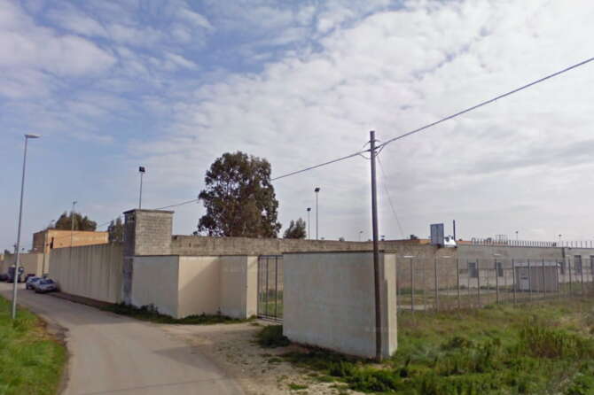 Migrante morto nel Cpr di Brindisi, il deputato Pd Stefanazzi: “Ero lì ma non mi hanno informato, è sconvolgente”