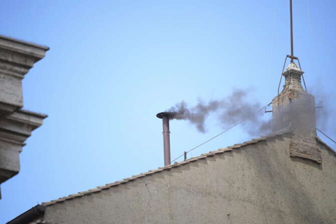 Conclave, altra fumata nera in apertura della seconda giornata: non c’è intesa tra i cardinali per il nuovo Papa