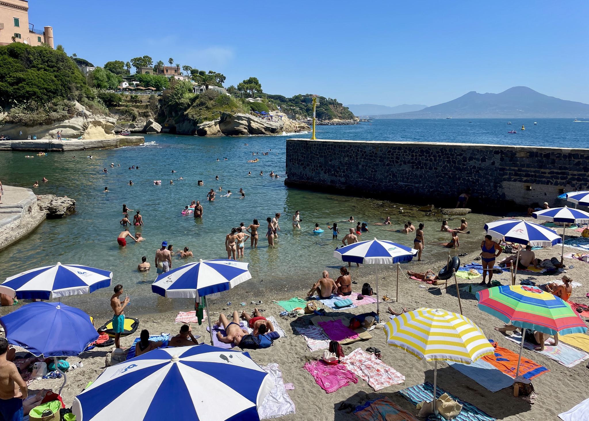 Chiusa la spiaggia della Gaiola a causa di una voragine
