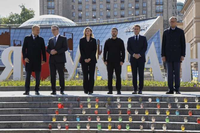 Ucraina, “volenterosi” a Kiev da Zelensky: Meloni da remoto, Italia messa nell’angolo dall’asse Parigi-Londra