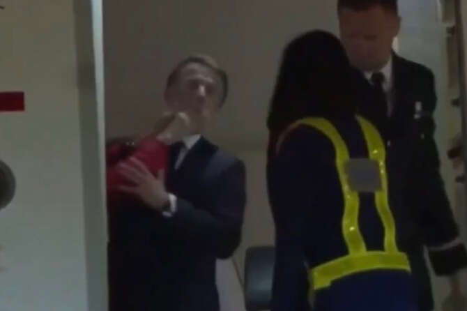 Macron e la moglie Brigitte, volano schiaffi sull’aereo presidenziale in Vietnam: la “manata” minimizzata dall’Eliseo