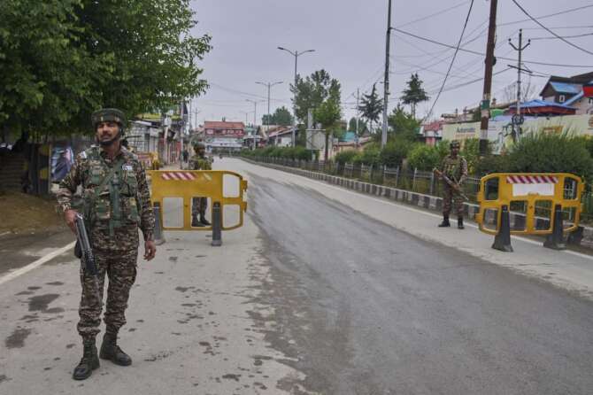 Scontri nel Kashmir, India e Pakistan firmano un fragile “cessate il fuoco”: Delhi denuncia violazioni