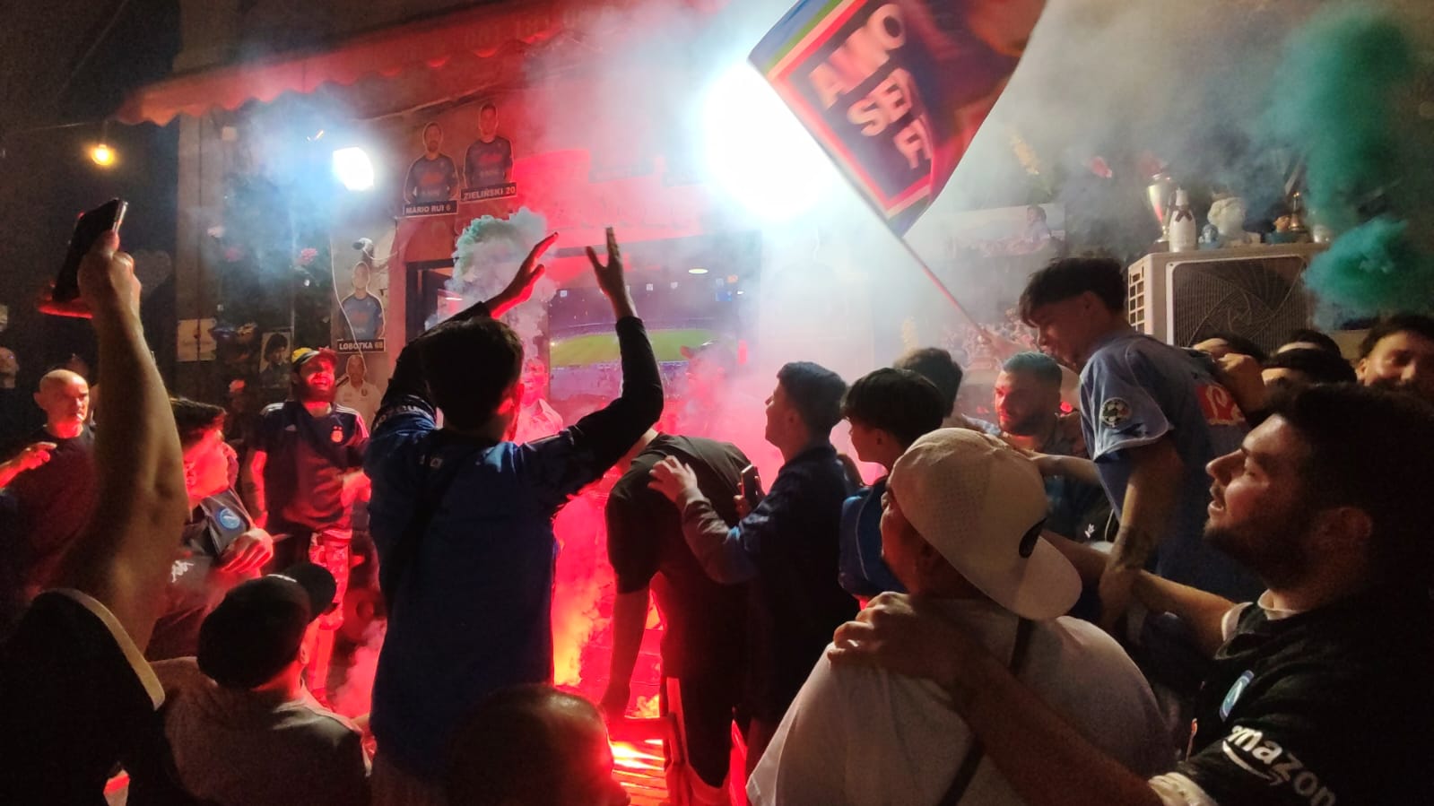 Piazzetta Rosario di Palazzo il cuore azzurro dei Quartieri Spagnoli: festeggiare lo scudetto del Napoli insieme ai turisti
