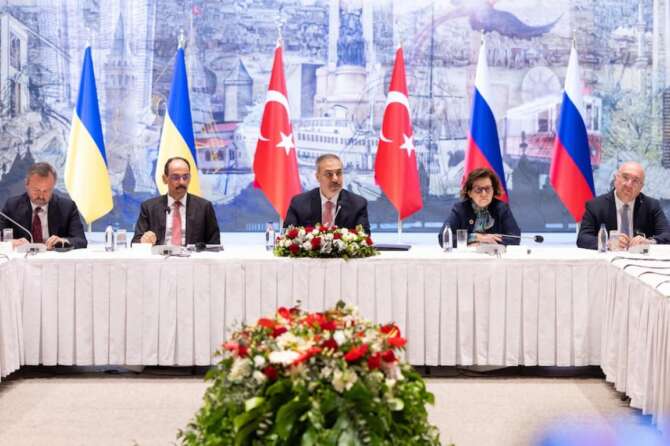 Negoziati Russia-Ucraina, in Turchia è gelo al tavolo delle trattative: le richieste “inaccettabili” di Putin per Kiev