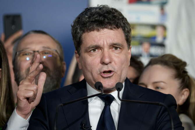 Romania, Nicușor Dan ribalta il primo turno: il sindaco europeista di Bucarest è presidente, sconfitto il sovranista Simion