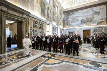 Papa Leone XIV, l’appello sulle orme di Bergoglio su migranti e pace: “Basta produrre strumenti di morte”