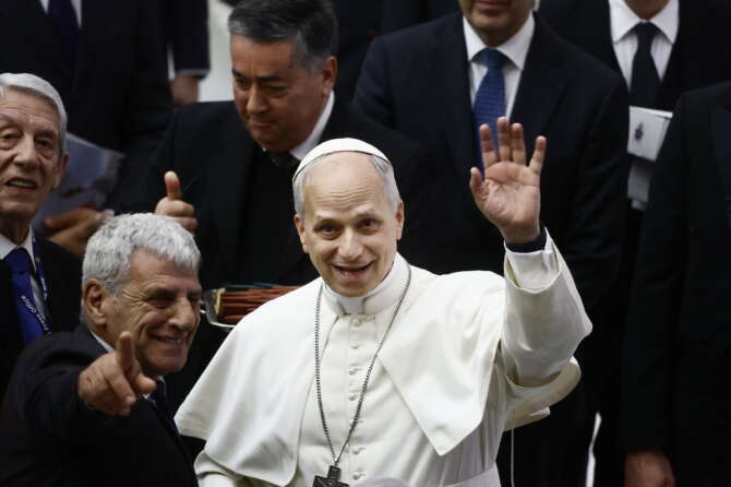 Papa Leone XIV incontra i giornalisti: “Disarmiamo le parole per disarmare il mondo”. Zelensky lo invita in Ucraina