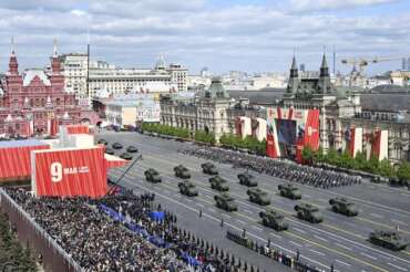 Mosca, la parata del Giorno della Vittoria è l’occasione di Putin per la sua propaganda: “Combatteremo sempre il nazismo”