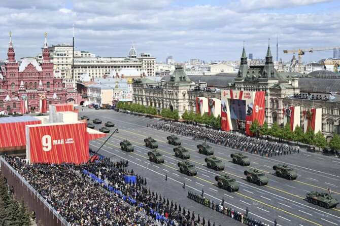 Mosca, la parata del Giorno della Vittoria è l’occasione di Putin per la sua propaganda: “Combatteremo sempre il nazismo”