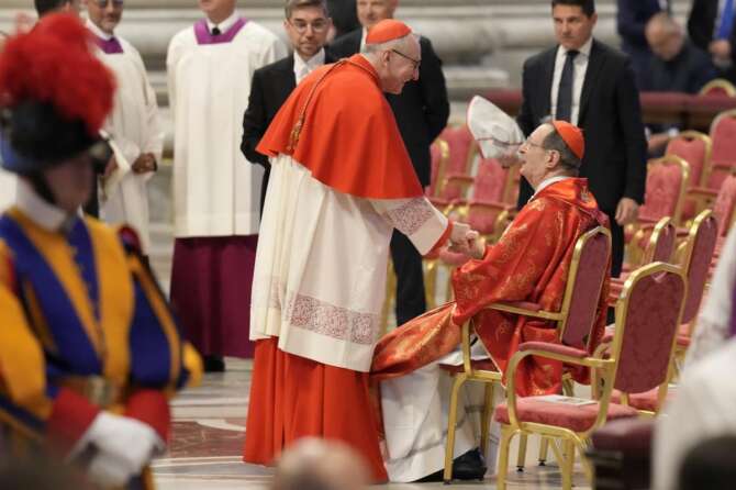 Conclave, l’ultima omelia del decano Re è un appello all’unità della Chiesa: auguri “doppi” al favorito Parolin