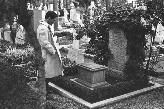 Tomba di Antonio Gramsci, la direttrice del cimitero vuole abolire la bandiera rossa: “È divisiva”