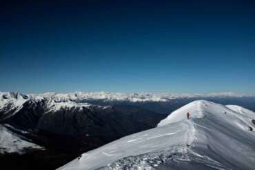 Foto Marco Alpozzi/LaPresse 6 Dicembre 2021 Ostana (Cuneo), Italia Ambiente Escursionista avanza su Punta dal Razil, nella MaB (Man and Biosphere) UNESCO Monviso, prima Riserva transfrontaliera italiana Photo Marco Alpozzi/LaPresse December 6, 2021 Ostana (Cuneo), Italy Hiker on Punta dal Razil, in MaB (Man and Biosphere) UNESCO Monviso, the first Italian cross-border reserve