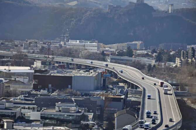 Foto Lorenzo Zambello/LaPresse 23-02-2022 Bolzano – Italia Cronaca Autostrada del Brennero A22 Traffico Inquinamento Camion Autovetture Trasporti Attraversamento Citta Bolzano Mercoledi 23 Febbraio 2022